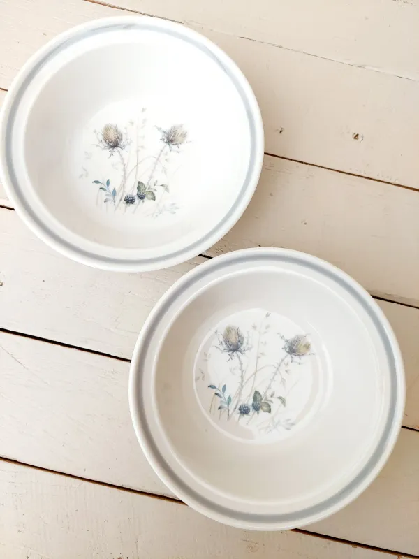 2 kommen van Royal Albert Wild Briar. Fijn Engels porselein met romantische bloemendecoratie en subtiele grijze rand.