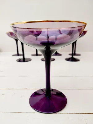 Decoratieve glazen in auberginekleur, mondgeblazen met zichtbare luchtbelletjes. 