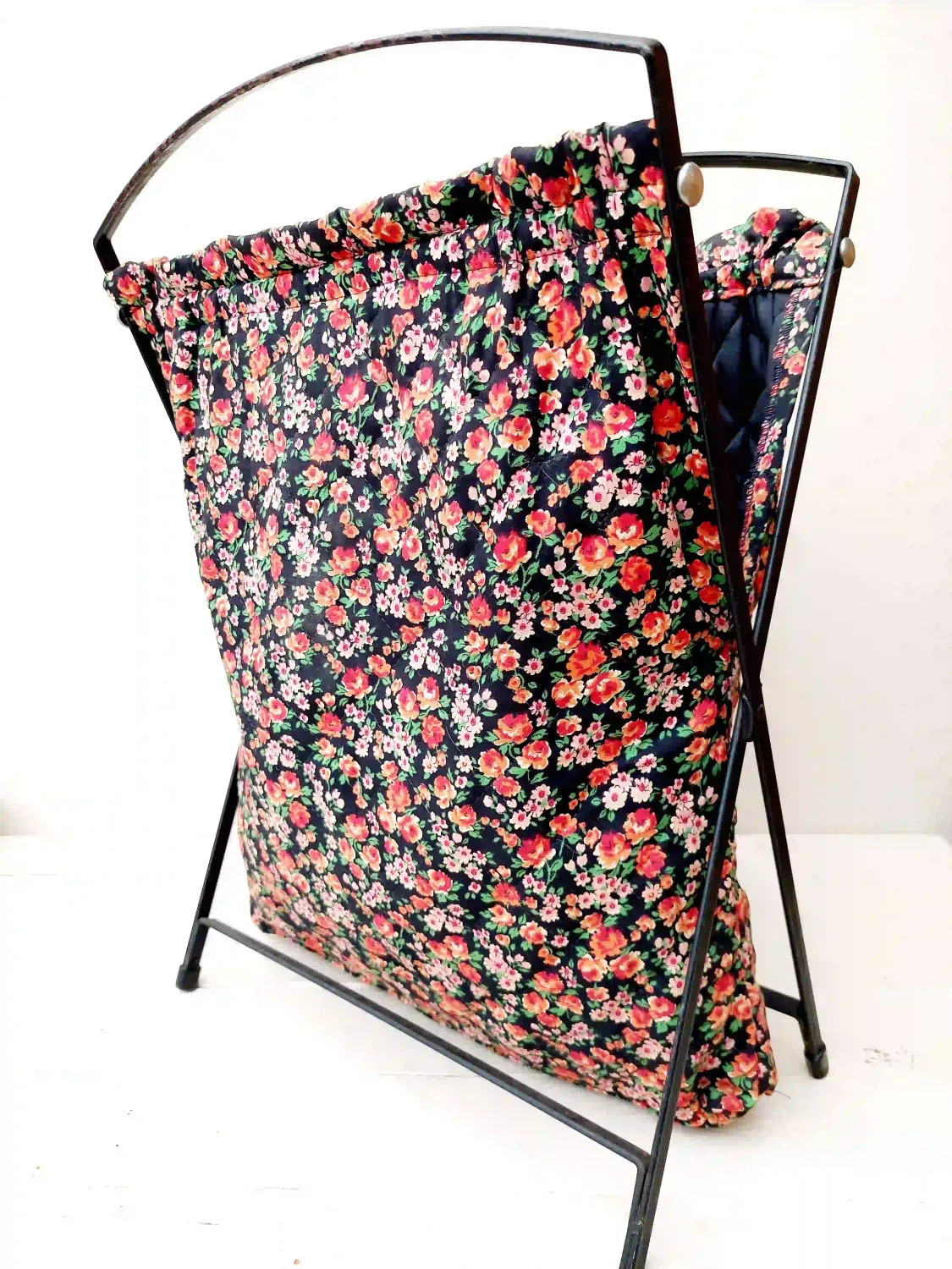 Vintage breimand met metalen smeedijzeren frame en stoffen zak met bloemendessin. Ideaal voor handwerk of als leuke opberger.