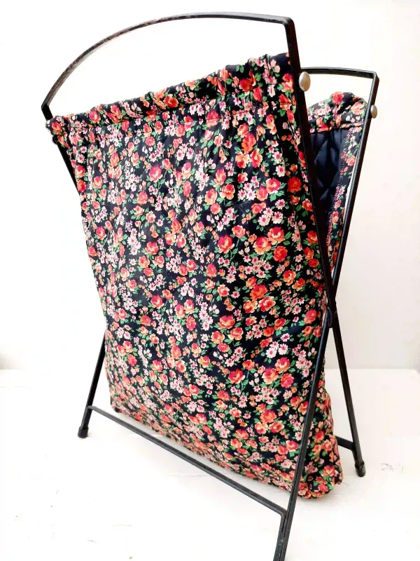 Vintage breimand met metalen smeedijzeren frame en stoffen zak met bloemendessin. Ideaal voor handwerk of als leuke opberger.