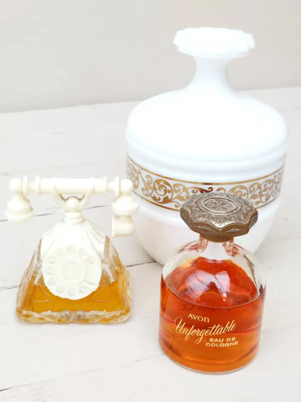 Avon vintage gevulde parfumflesjes, telefoon, eenvoudig glazen flesje en witte opaline dekselpot