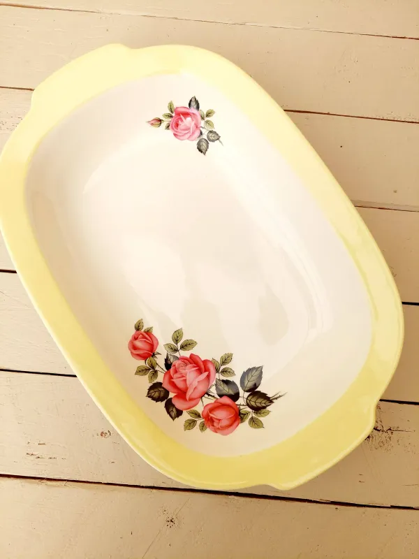 Vintage serveerschaal Royal Sphinx Maastricht - P Regout -rode rozen met gele rand