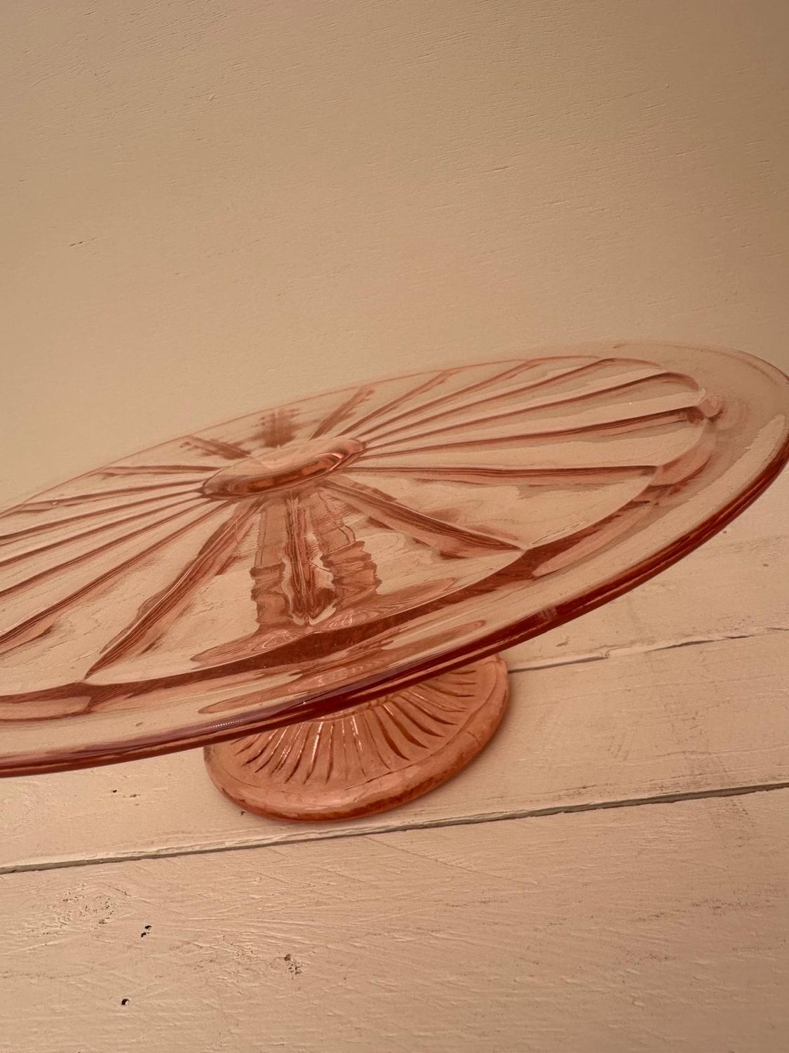 Vintage glazen taartschotel op voet – roze glas, 31,5 cm