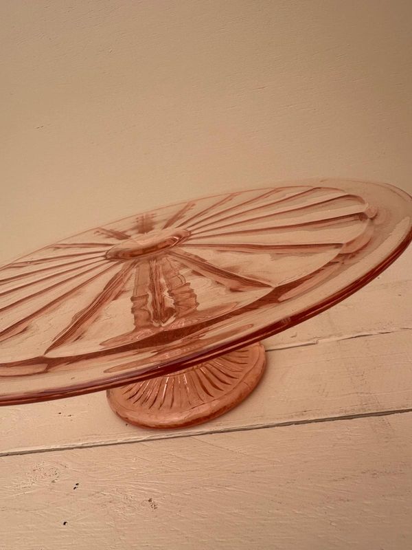 Vintage glazen taartschotel op voet – roze glas, 31,5 cm