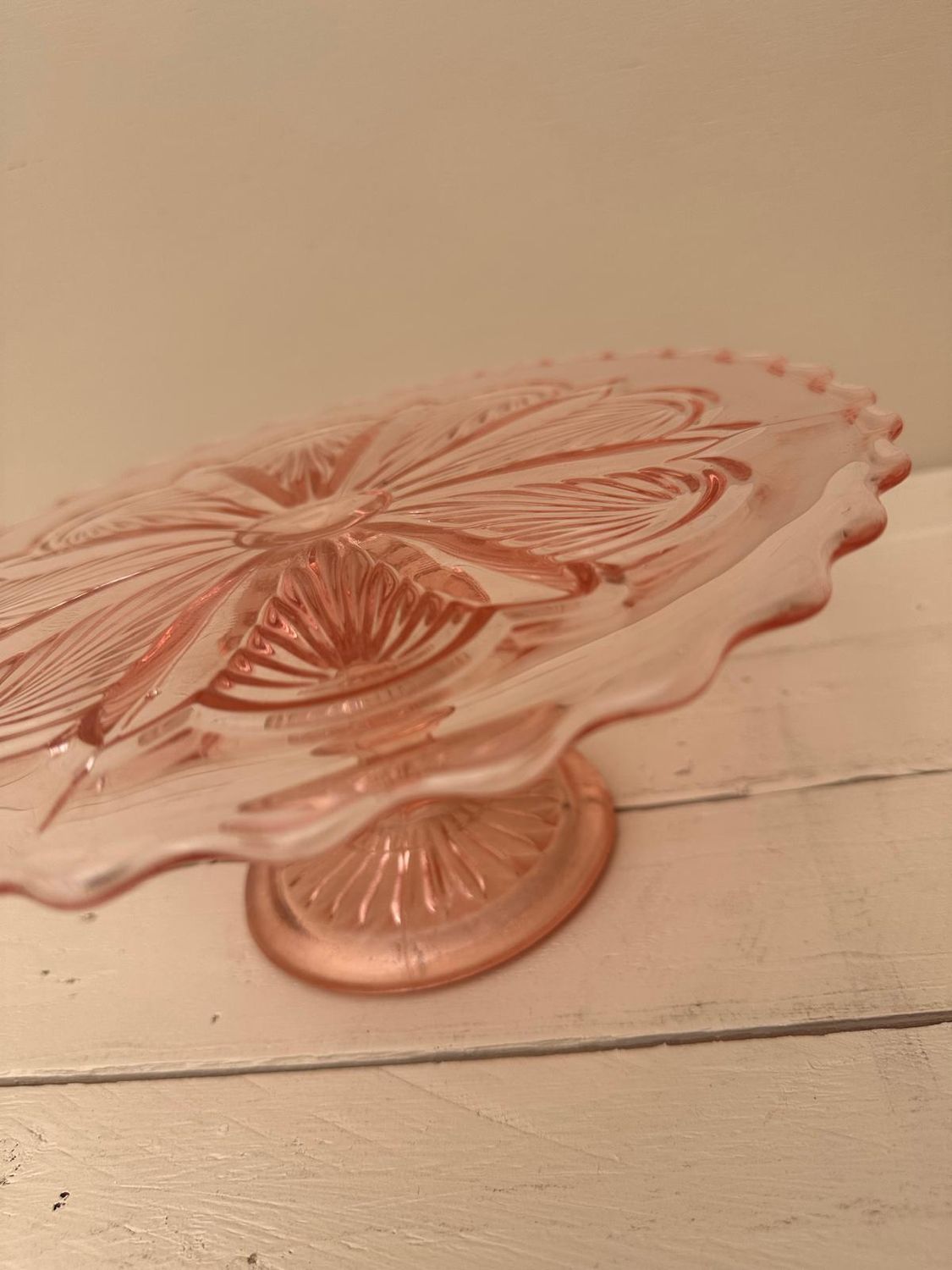 Vintage glazen taartschotel op voet – roze glas, 21 cm