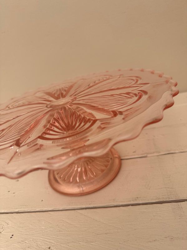 Vintage glazen taartschotel op voet – roze glas, 21 cm