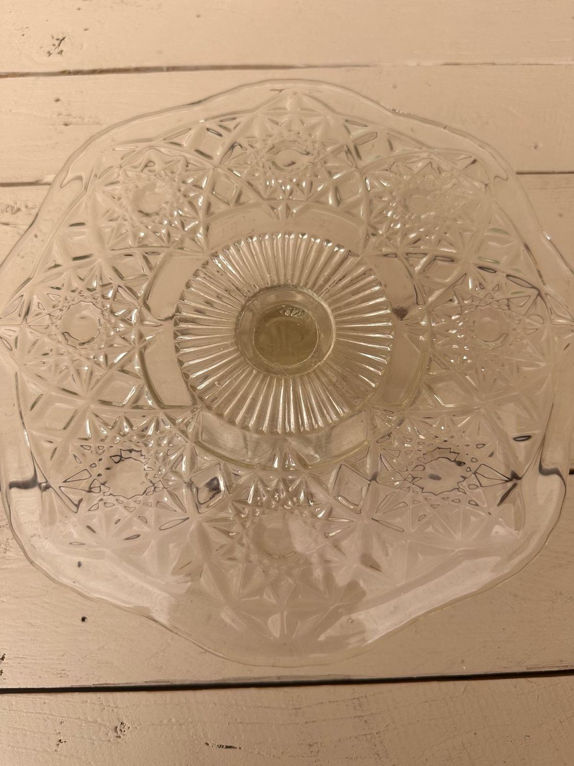 Kleine taartschotel op voet - helder glas met speels patroon, 21 cm