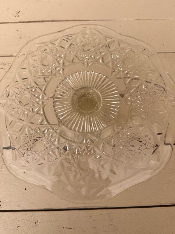 Kleine taartschotel op voet - helder glas met speels patroon, 21 cm