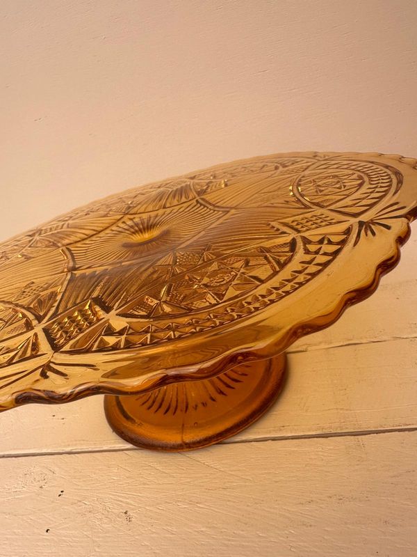 Vintage glazen taartschotel op voet – amberkleurig glas, 32 cm, geometrisch patroon