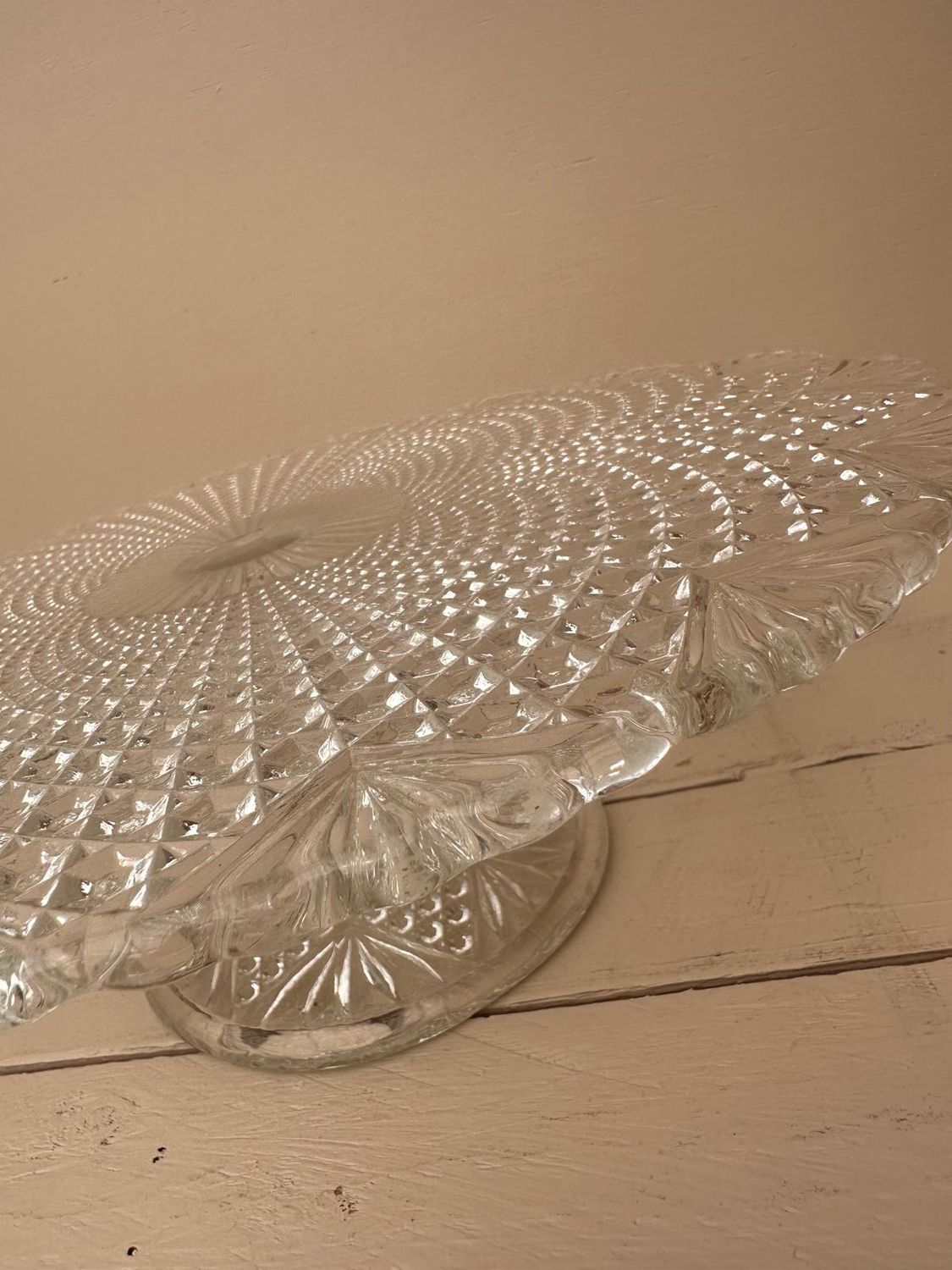 Grote taartschotel op voet - helder glas met ruitpatroon, 35cm