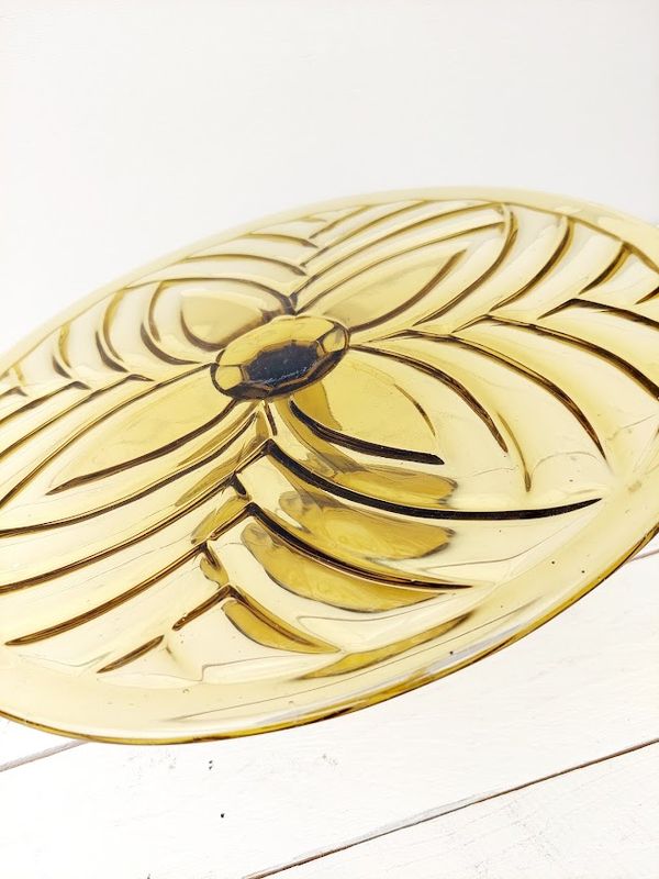 Vintage glazen taartschotel op voet – amberkleurig glas, 31 cm, lijnenpatroon