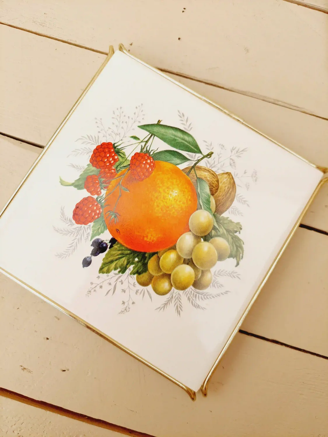 Elegante vintage onderzetter: tegel in metalen houder - fruitdeco - appelsien, frambozen, druiven