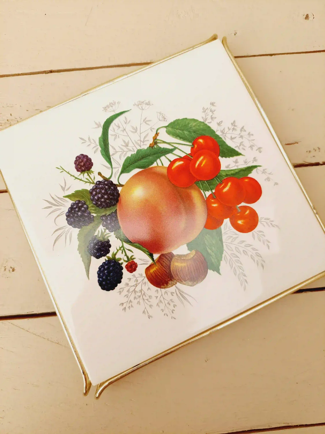 Elegante vintage onderzetter: tegel in metalen houder - fruitdeco - perzik, braambessen, kersen, noten