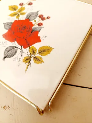 Elegante vintage onderzetters: tegel in metalen houder - bloemendeco - rode roos met besjes en bladeren