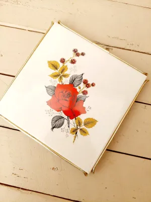 Elegante vintage onderzetters: tegel in metalen houder - bloemendeco - rode roos met besjes en bladeren