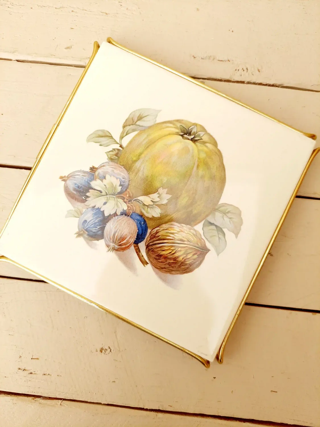 Elegante vintage onderzetter: tegel in metalen houder - bloemendeco - bessen en noten