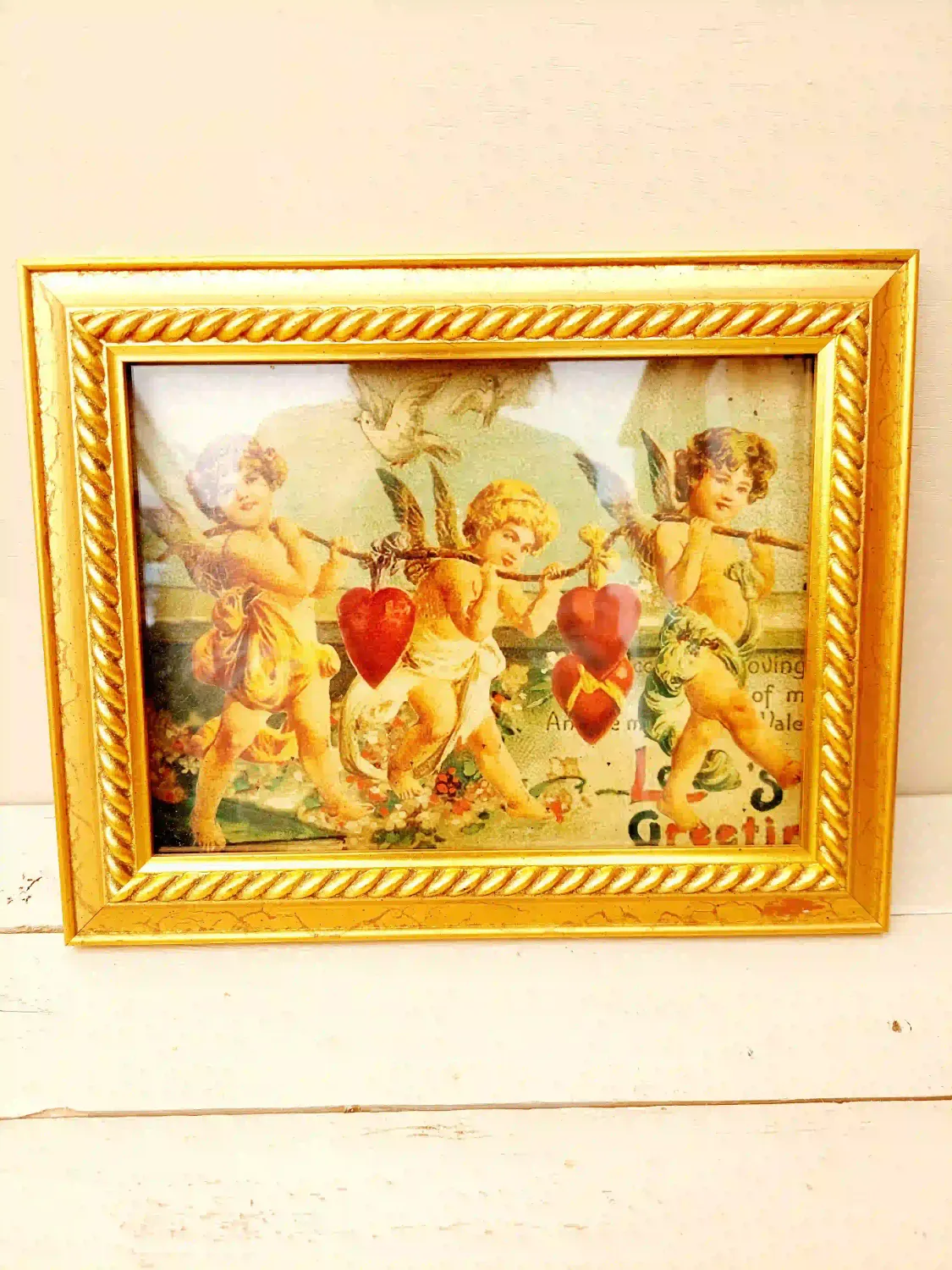 Vintage goudkleurige lijst met romantische engelen afbeelding