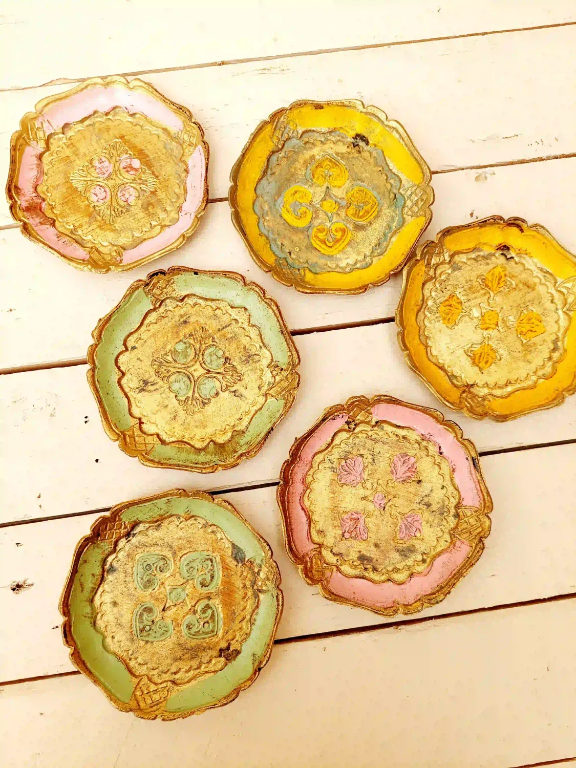 Set van zes florentijnse onderzetters met geschulpte rand