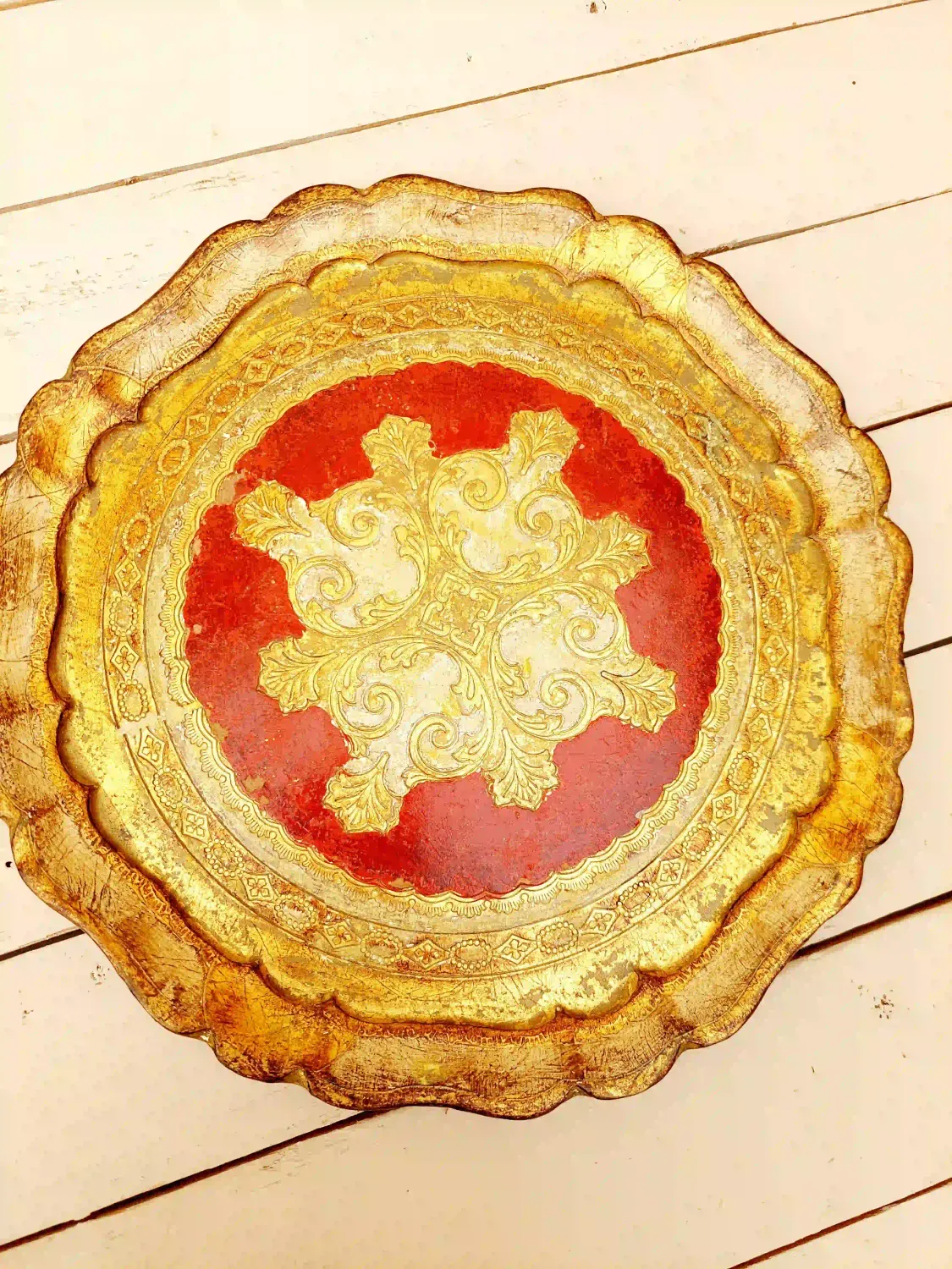 Rond florentijns dienblad met goud en rood decor