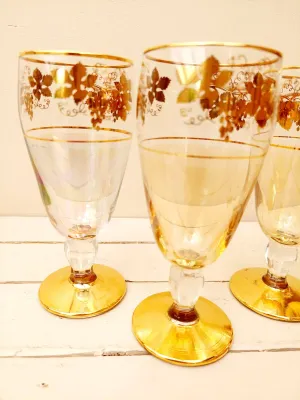 Set van vier vintage glazen met pastelkleuren en goudopdruk