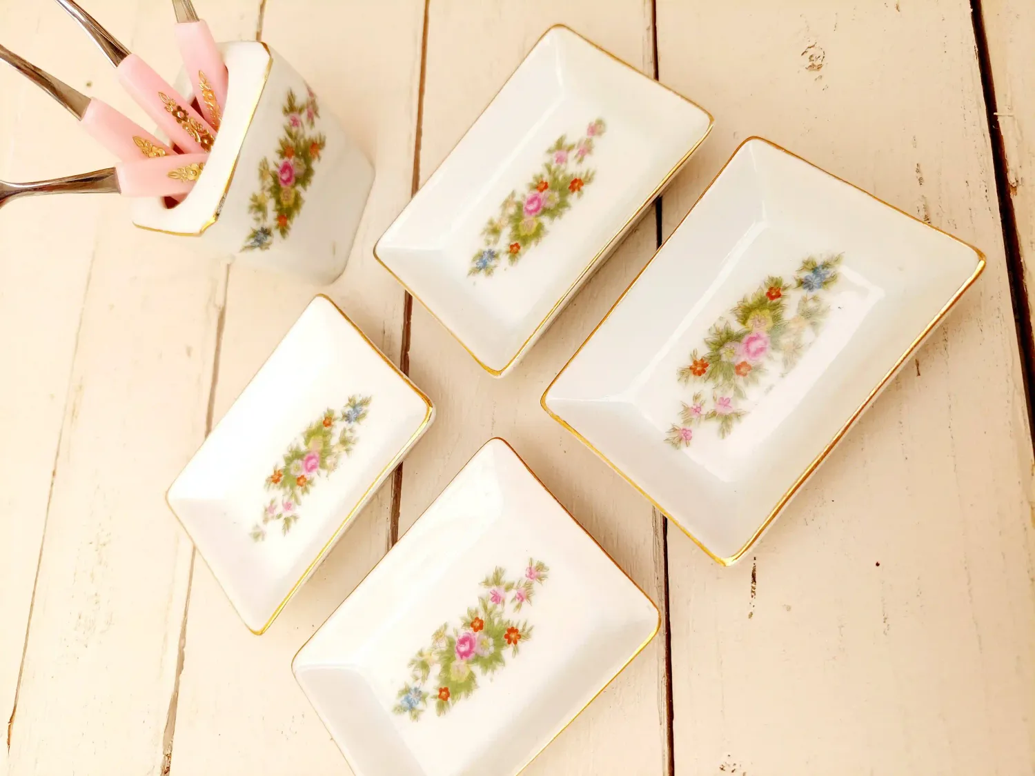 Vintage set schaaltjes met minibordjes en houder