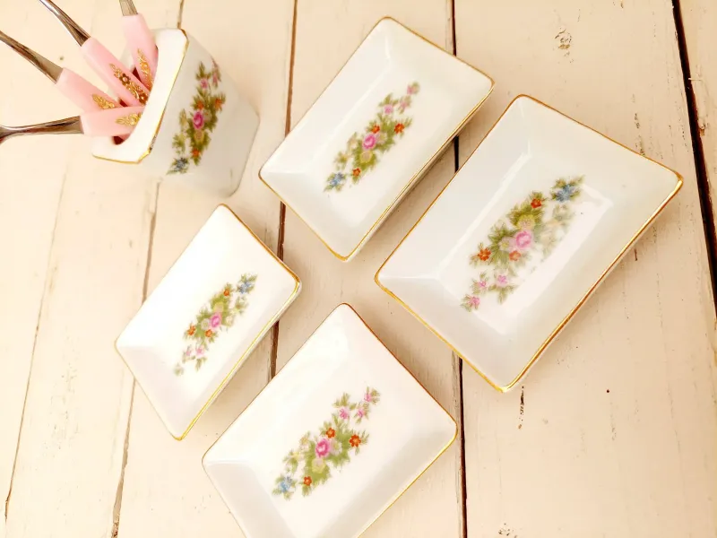 Vintage set schaaltjes met minibordjes en houder