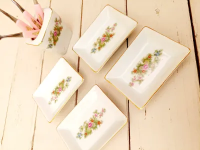 Vintage set schaaltjes met minibordjes en houder