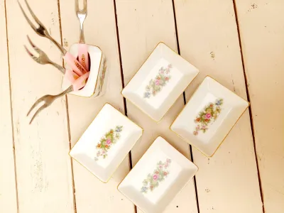 Vintage set schaaltjes met minibordjes en houder