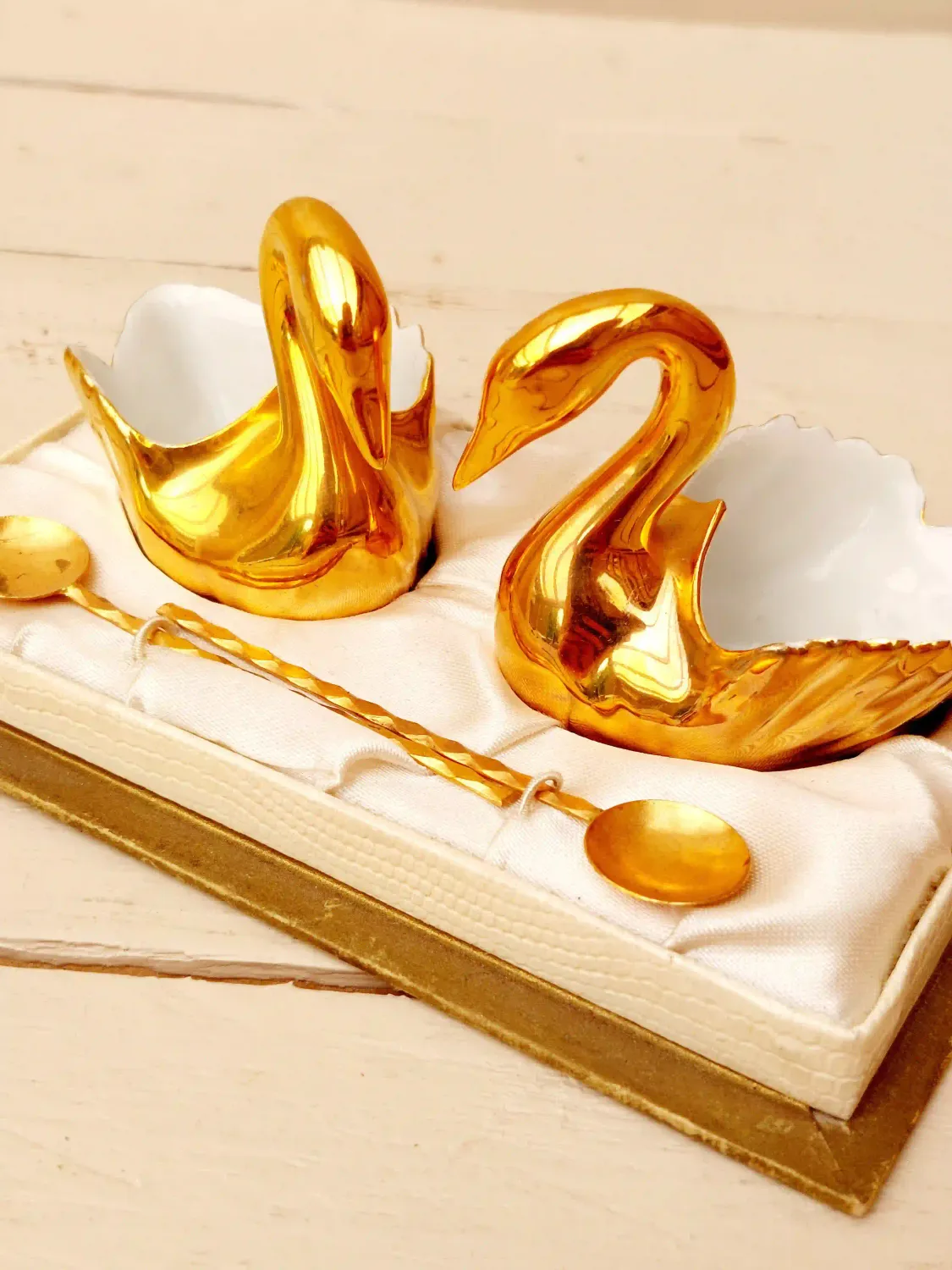 Set van twee vergulde Limoges zwaantjes met lepeltjes en goudaccenten