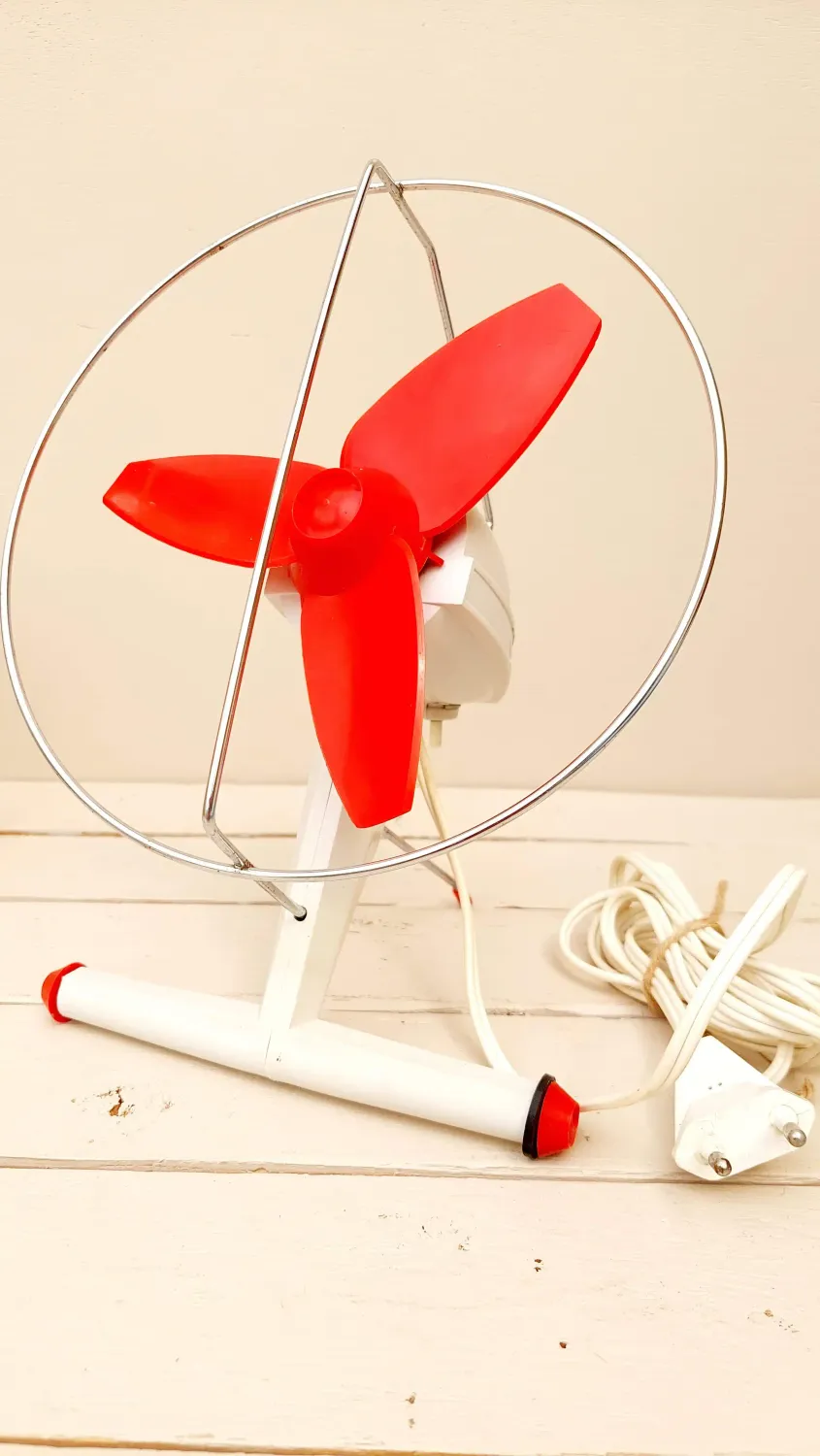 Vintage ventilator - rood/wit met metalen ring - retro tafelmodel