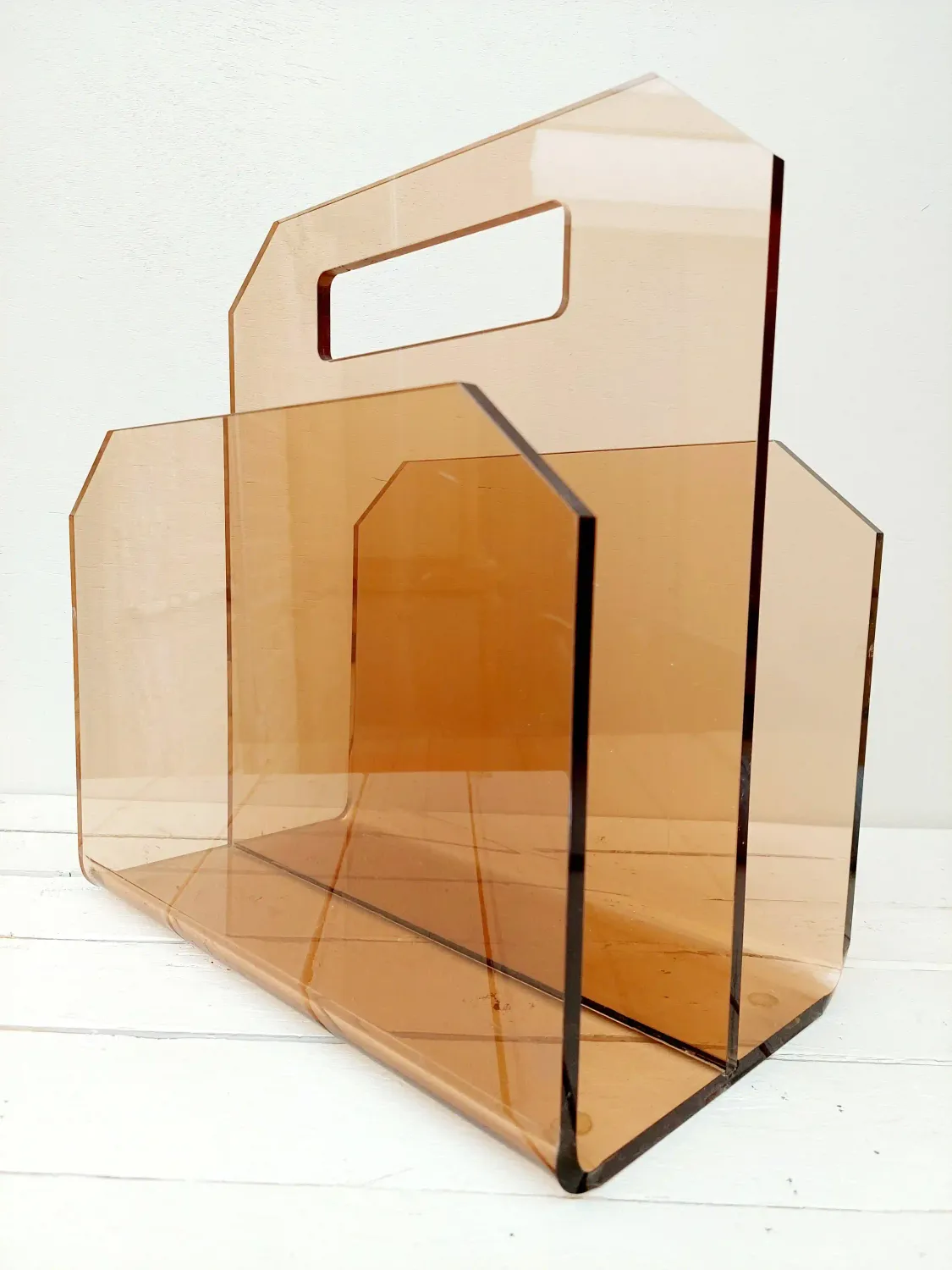 Vintage plexiglas krantenbak in rookglas kleur