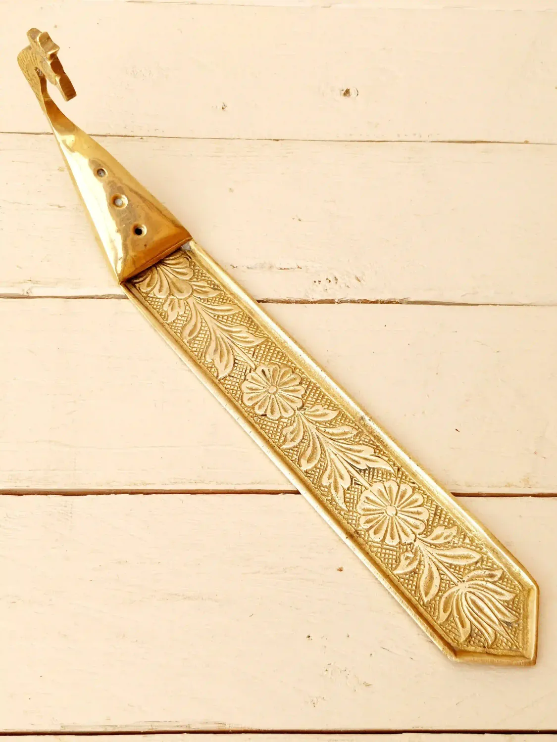 Vintage messing wierookhouder - Gegraveerd flora motief met drakenhoofd
