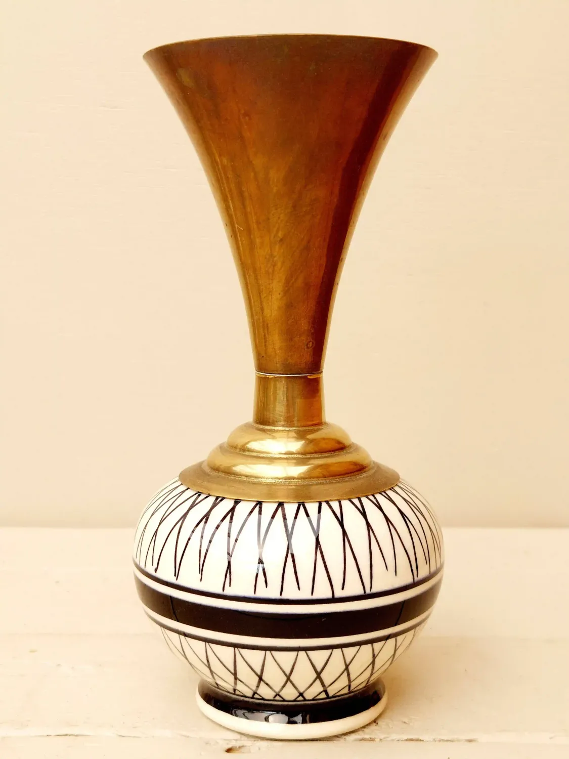 Vintage vaasje keramiek en messing - Zwart-wit geometrisch Decor - Jaren '50/'60