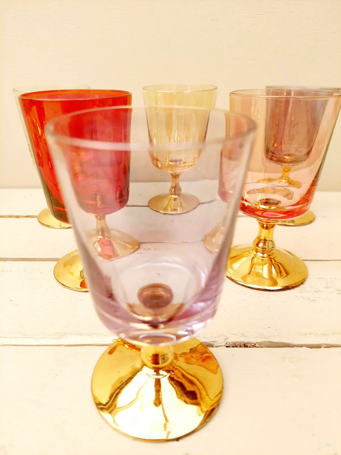 Set van 6 vintage likeurglazen met gouden voet - pastel gekleurde glaasjes
