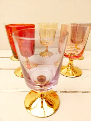 Set van 6 vintage likeurglazen met gouden voet - pastel gekleurde glaasjes