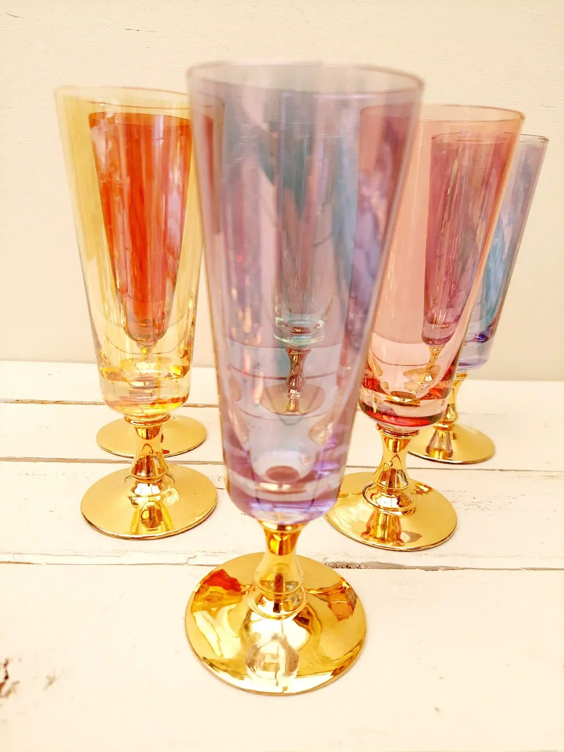 Set van 6 vintage champagneglazen pastel met gouden voet - flûtes in zachte kleuren