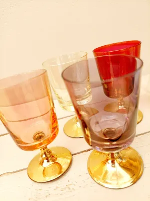 Set van 4 vintage borrelglazen met gouden voet - kleine gekleurde shotglaasjes