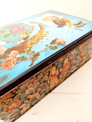 Vintage koekblik Van Nelle met bloemenprint en romantisch decor van borduren