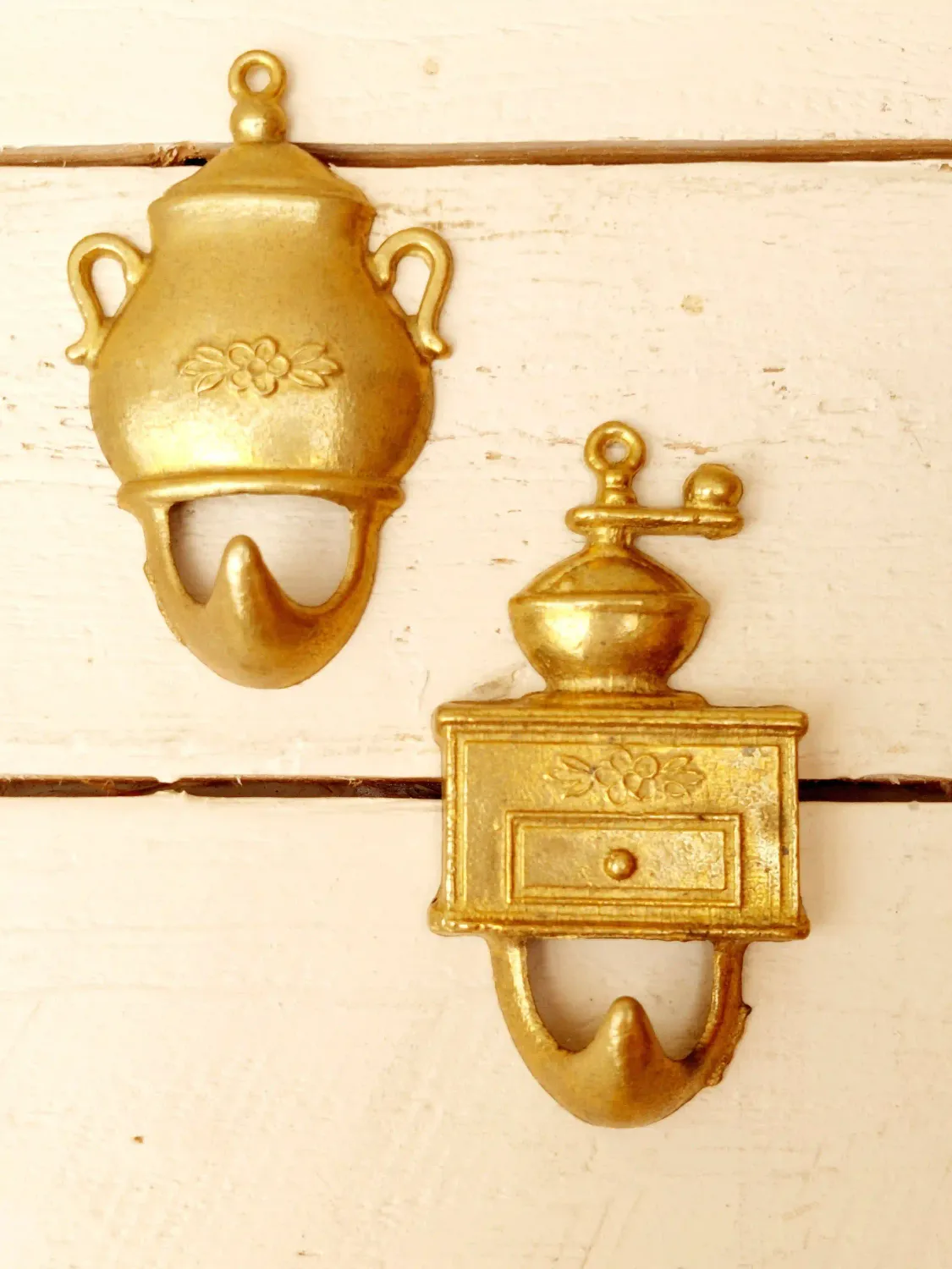 Vintage messing keukenhaakjes - Koffiemolen en koffiepot - set