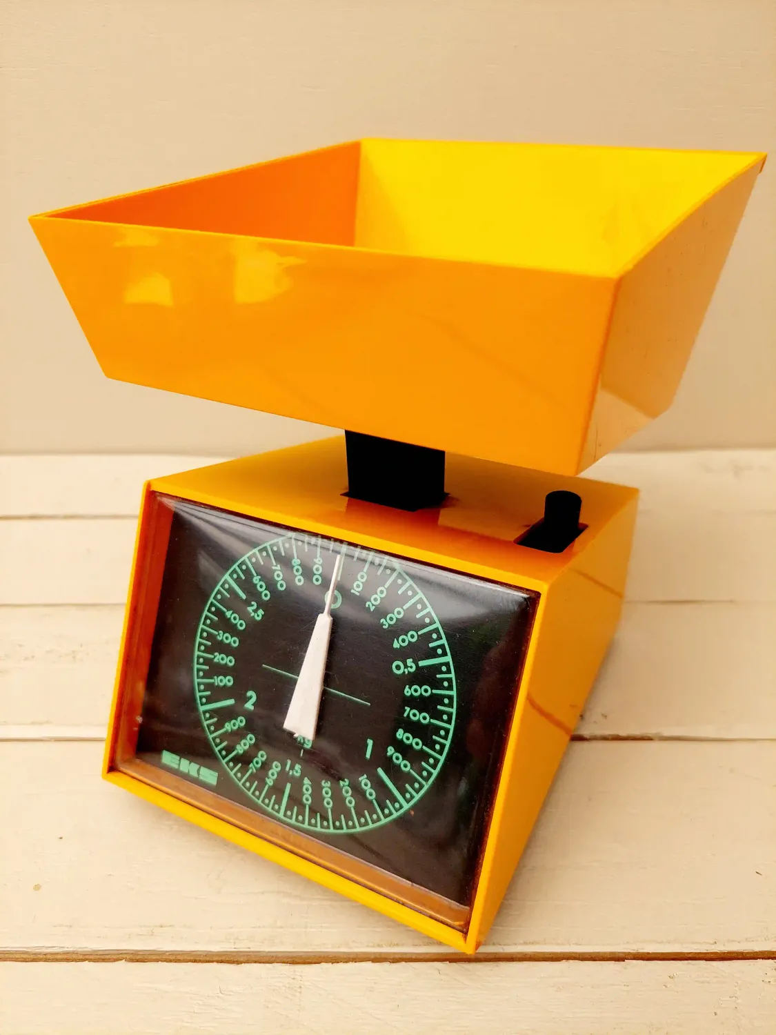 Vintage weegschaal EKS oranje-zwart, 3 kg