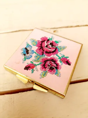 Vintage vierkant pillendoosje, goudkleurig doosje met tekening van roze bloemen