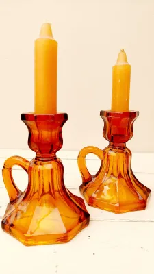 Set van 2 vintage glazen kandelaars voor dinerkaarsen - amberkleurig persglas - jaren 60/70
