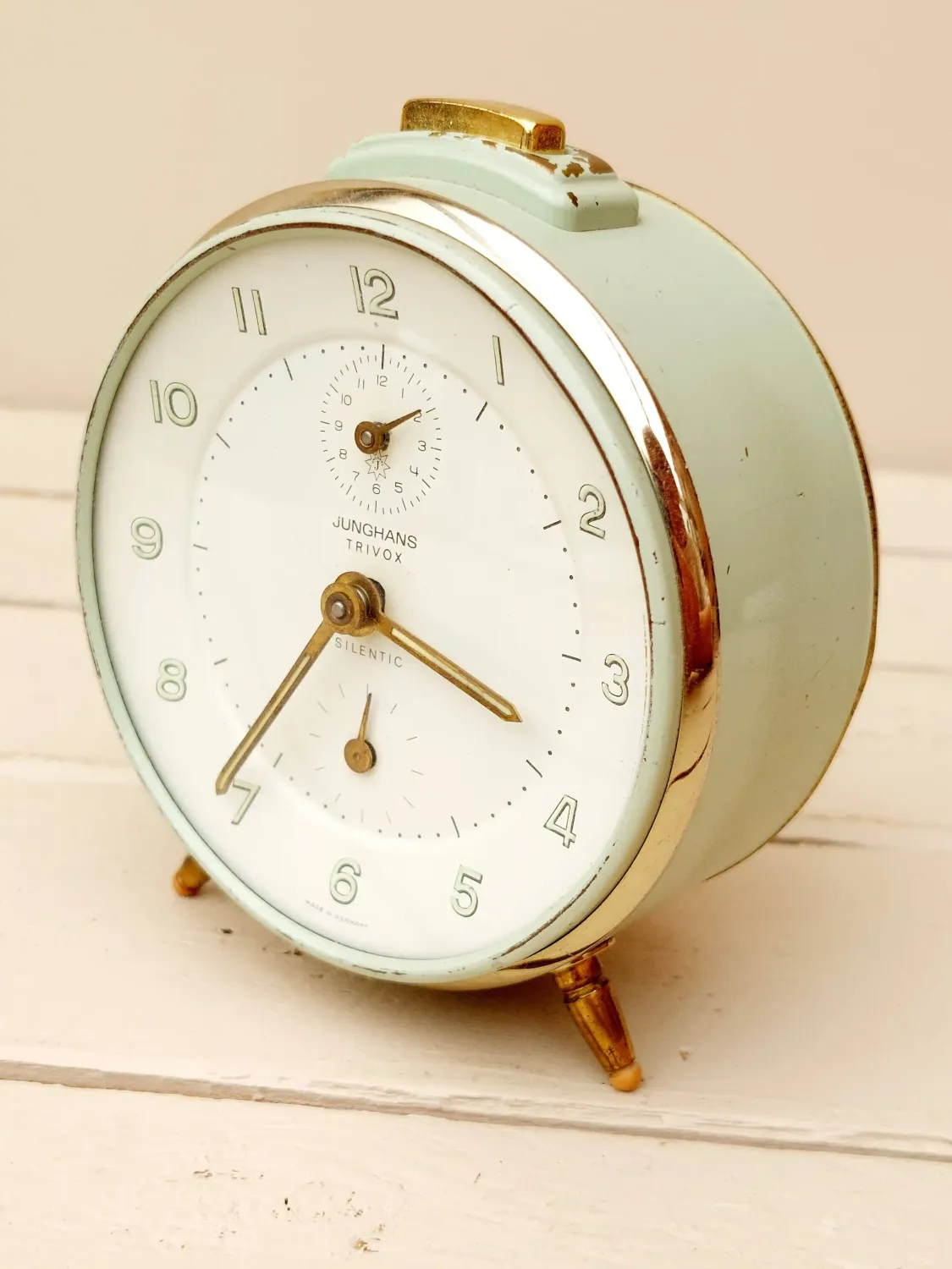 Vintage Junghans wekker lichtgroen - mechanische retro klok - Made in Germany