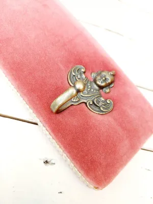 Vintage roze fluwelen kapstok - wandkapstok velours met twee haken - jaren 70