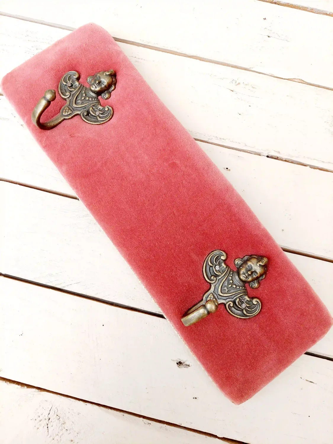 Vintage roze fluwelen kapstok - wandkapstok velours met twee haken - jaren 70
