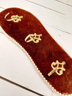 Vintage fluwelen kapstok donkerbruin met drie haken - wandkapstok vorm schoenzool - jaren 70