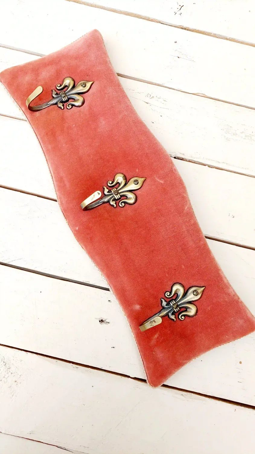 Vintage roze fluwelen kapstok - wandkapstok velours met drie haken - jaren 70