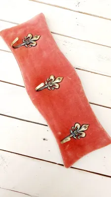 Vintage roze fluwelen kapstok - wandkapstok velours met drie haken - jaren 70