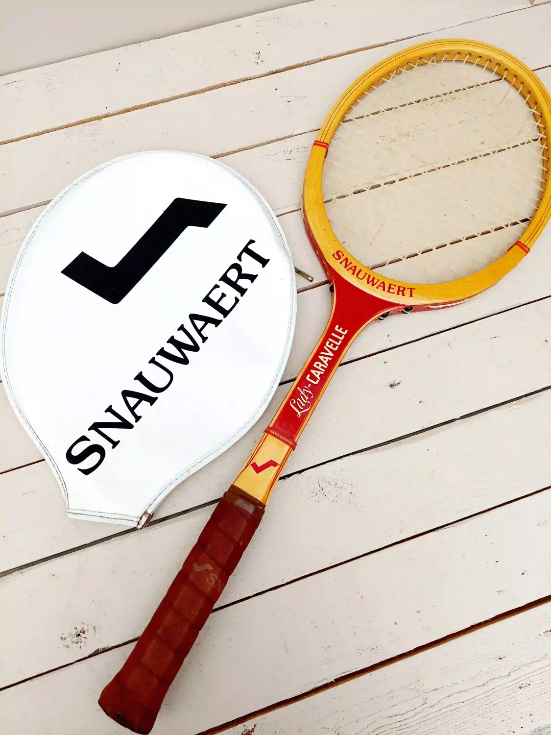 Vintage houten tennisracket Snauwaert Lady Caravelle met hoes - damesracket met rode accenten