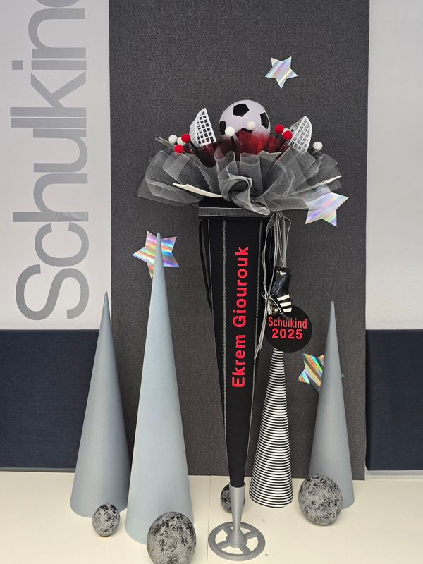 Schultüte für Jungen Fußball in schwarzer Farbe, Tüll in Hellgrau/Rot